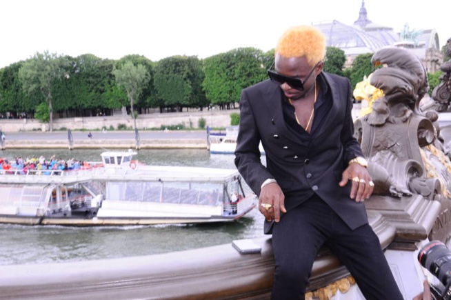 Sidy Diop new look avec son "CHOU BABY" à Paris.