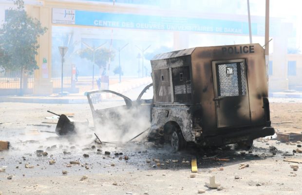 Affrontements entre policiers et étudiants sur l’avenue Cheikh Anta Diop de Dakar.…Tout ce que vous n’avez pas vu en Images Affrontements entre policiers et étudiants sur l’avenue Cheikh Anta Diop de Dakar.…Tout ce que vous n’avez pas vu en Images