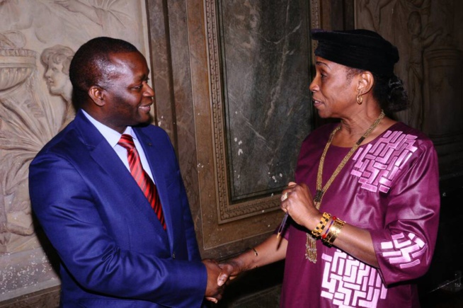 Le ministre du commerce Alioune Sarr à la foire de Bordeaux pour visiter les Stands des Sénégalais. Le ministre du commerce Alioune Sarr à la foire de Bordeaux pour visiter les Stands des Sénégalais.