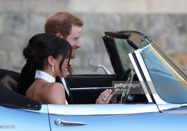Meghan Markle et le prince Harry arrivent à la réception de leur Mariage à bord d’une jaguar électrique