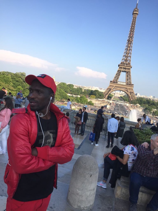 Le chanteur Demba Guissé en mode "DAAK KOOR" au Tour Effeil de Paris.