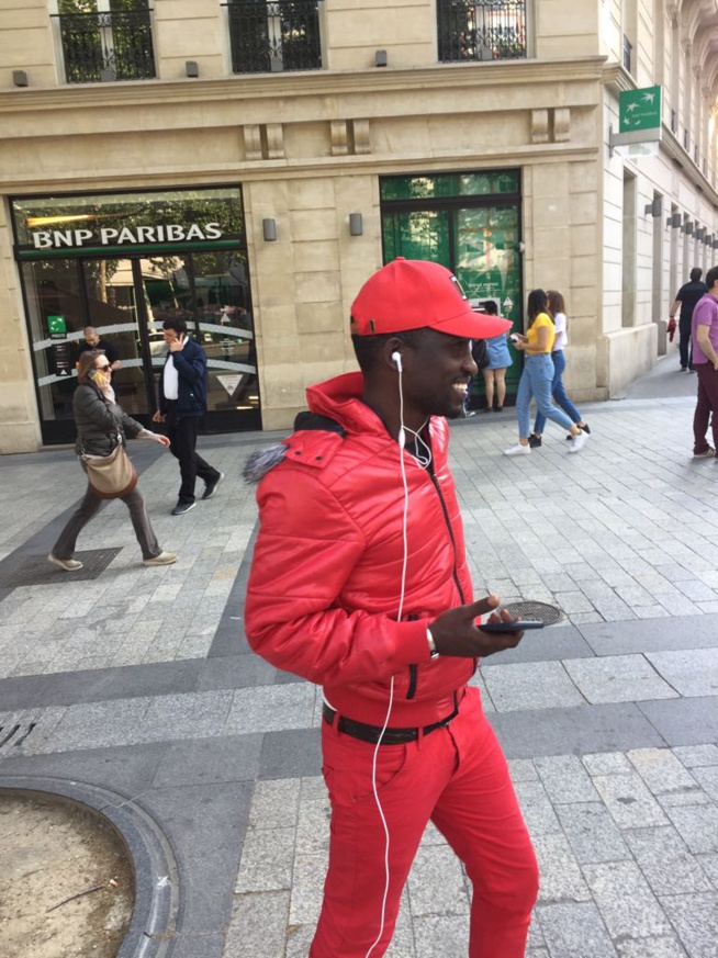 Le chanteur Demba Guissé en mode "DAAK KOOR" au Tour Effeil de Paris.