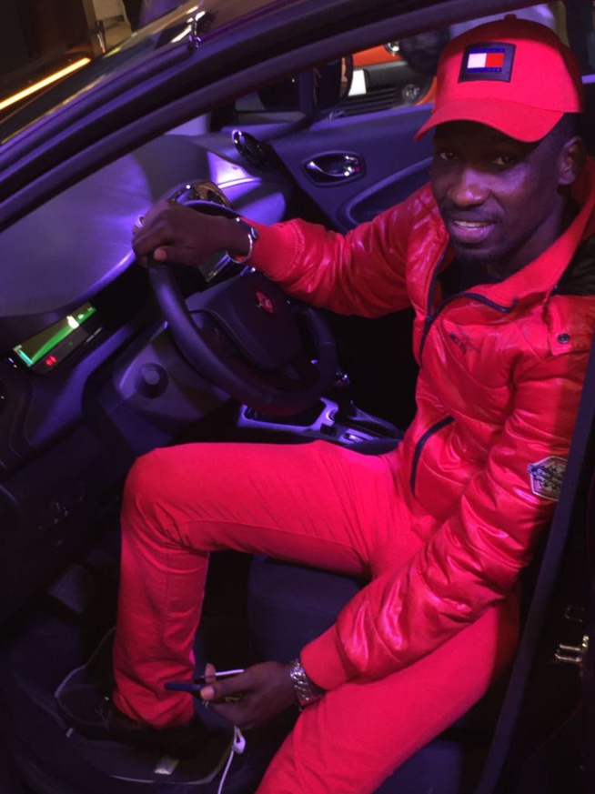Le chanteur Demba Guissé en mode "DAAK KOOR" au Tour Effeil de Paris.