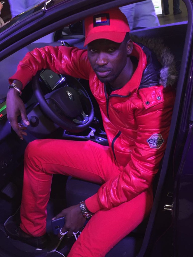 Le chanteur Demba Guissé en mode "DAAK KOOR" au Tour Effeil de Paris. Le chanteur Demba Guissé en mode "DAAK KOOR" au Tour Effeil de Paris.