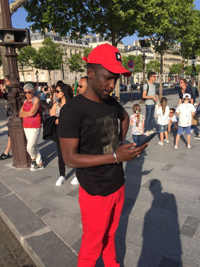 Le chanteur Demba Guissé en mode "DAAK KOOR" au Tour Effeil de Paris.
