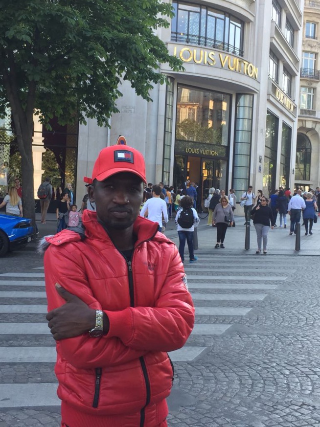 Le chanteur Demba Guissé en mode "DAAK KOOR" au Tour Effeil de Paris.