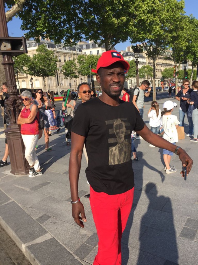 Le chanteur Demba Guissé en mode "DAAK KOOR" au Tour Effeil de Paris.