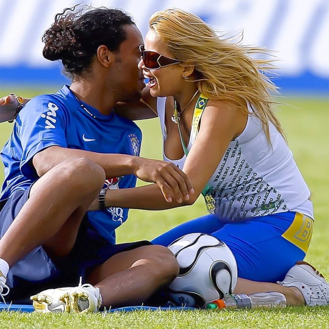 Ronaldinho va se marier avec deux femmes, le Brésil interdit la …. Ronaldinho va se marier avec deux femmes, le Brésil interdit la ….