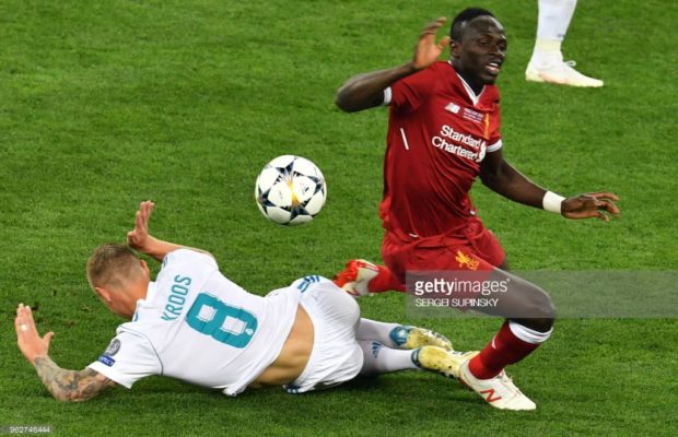 Egalisation de Liverpool !! PAR Sadio Mané sur le corner. Il célèbre le but comme Salah, en hommage à l’Egyptien.