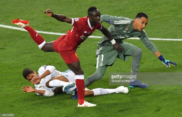 Euh.. le Real vient de marquer parce que la gardien de Liverpool a laché la balle dans les pieds de Benzema. Incroyable et/ou honteux.