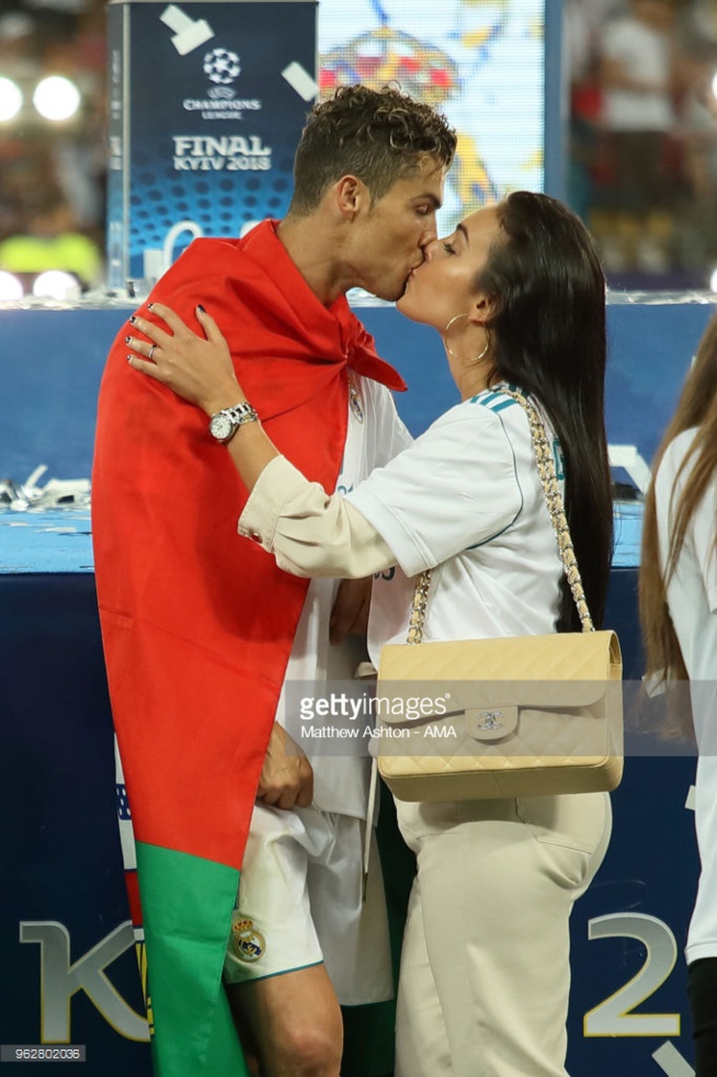 Liverpool Vs Real Madrid Ronaldo : Décomplexé, le footballeur s’éclate avec sa jeune et jolie chérie Liverpool Vs Real Madrid Ronaldo : Décomplexé, le footballeur s’éclate avec sa jeune et jolie chérie