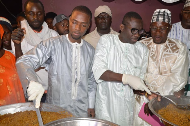 En ce mois de ramadan, le chanteur Pape Diouf accompagné du DG Adjoint de GFM Birane Ndour ont distribué un somptueux "NDOGOU" aux populations de la Banlieue.