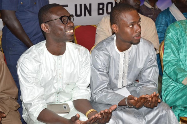 En ce mois de ramadan, le chanteur Pape Diouf accompagné du DG Adjoint de GFM Birane Ndour ont distribué un somptueux "NDOGOU" aux populations de la Banlieue. En ce mois de ramadan, le chanteur Pape Diouf accompagné du DG Adjoint de GFM Birane Ndour ont distribué un somptueux "NDOGOU" aux populations de la Banlieue.