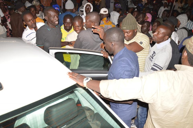 En ce mois de ramadan, le chanteur Pape Diouf accompagné du DG Adjoint de GFM Birane Ndour ont distribué un somptueux "NDOGOU" aux populations de la Banlieue. En ce mois de ramadan, le chanteur Pape Diouf accompagné du DG Adjoint de GFM Birane Ndour ont distribué un somptueux "NDOGOU" aux populations de la Banlieue.