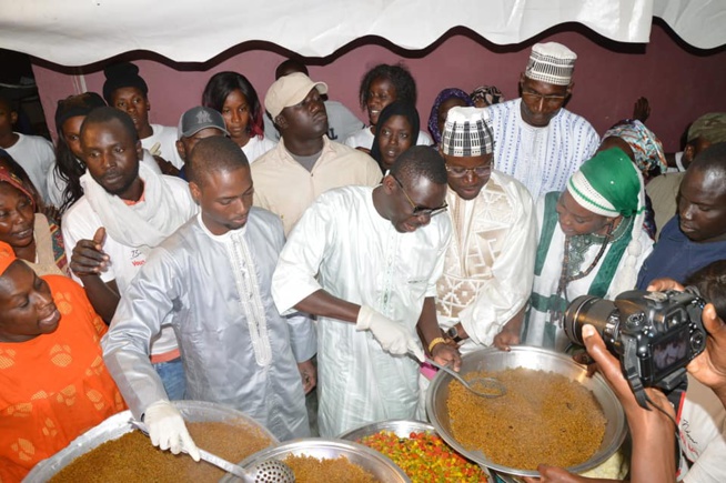 En ce mois de ramadan, le chanteur Pape Diouf accompagné du DG Adjoint de GFM Birane Ndour ont distribué un somptueux "NDOGOU" aux populations de la Banlieue.