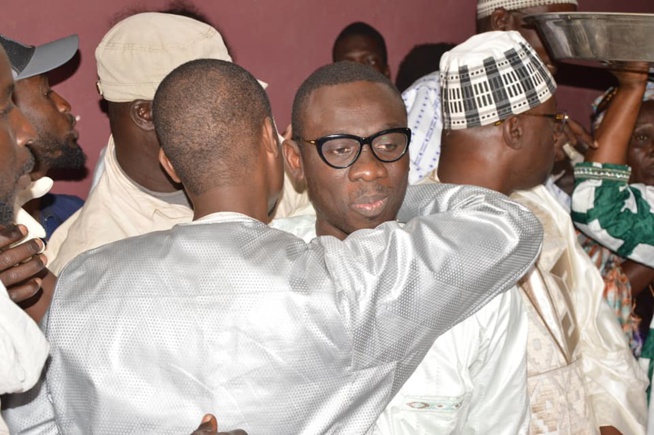 En ce mois de ramadan, le chanteur Pape Diouf accompagné du DG Adjoint de GFM Birane Ndour ont distribué un somptueux "NDOGOU" aux populations de la Banlieue. En ce mois de ramadan, le chanteur Pape Diouf accompagné du DG Adjoint de GFM Birane Ndour ont distribué un somptueux "NDOGOU" aux populations de la Banlieue.