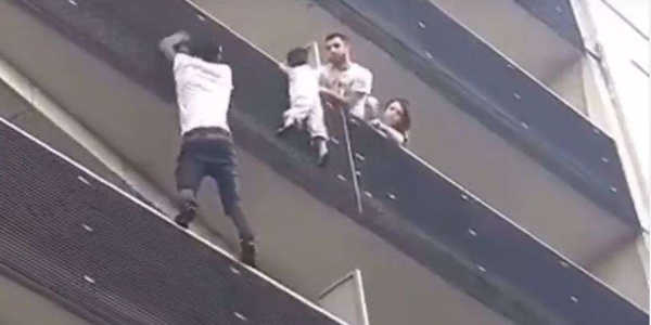 Non, le voisin de l'enfant secouru par Mamoudou Gassama n'est pas resté sans intervenir Non, le voisin de l'enfant secouru par Mamoudou Gassama n'est pas resté sans intervenir