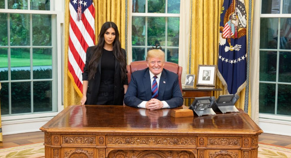 Vidéo : Donald Trump reçoit Kim Kardashian pour parler…