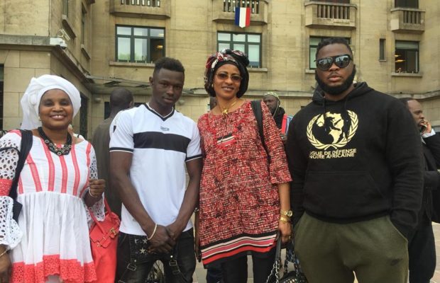 Clash autour de Mamoudou Gassama: Djénaba Keita arrache de force de son direct live pour le… Clash autour de Mamoudou Gassama: Djénaba Keita arrache de force de son direct live pour le…