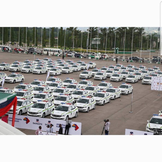 Le vice-président Yemi Osinbajo a procédé à la remise officielle de 150 véhicules de patrouille, mercredi dernier, à la police nigériane. Un don fait par la Fondation Aliko Dangote. Le vice-président Yemi Osinbajo a procédé à la remise officielle de 150 véhicules de patrouille, mercredi dernier, à la police nigériane. Un don fait par la Fondation Aliko Dangote.
