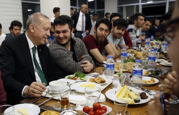 Buzz présidentiel: Un étudiant invite le président Erdogan au «Kheudd»