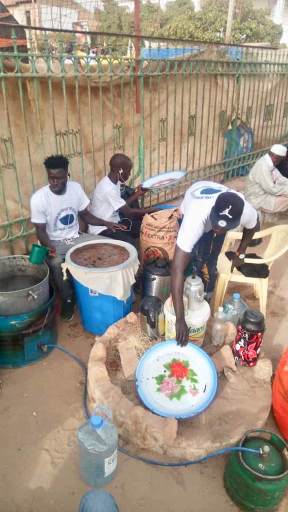 Le fils de Rusfisque GO Ndiaye oeuvre dans le social dans sa ville natale avec des NDOGOUen ce mois béni.