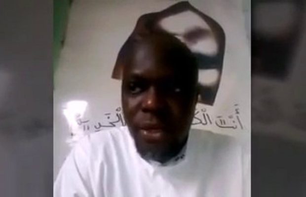 Après avoir insulté Serigne Mbaye Sy Mansour: MOUSTAPHA DIAKHATÉ PRÉCISE » Je n’ai pas fui. Je recevais des insultes et des… Après avoir insulté Serigne Mbaye Sy Mansour: MOUSTAPHA DIAKHATÉ PRÉCISE » Je n’ai pas fui. Je recevais des insultes et des…