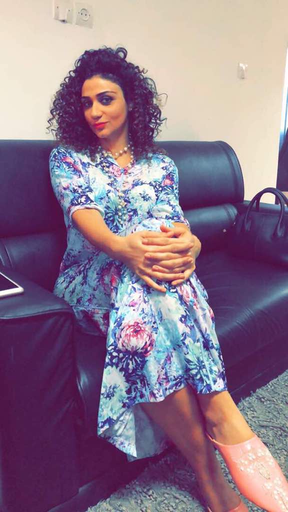 Classe et élégante dans sa silhouette, LINA KREAIME de la RTS1 étale sa prestance au bureau;