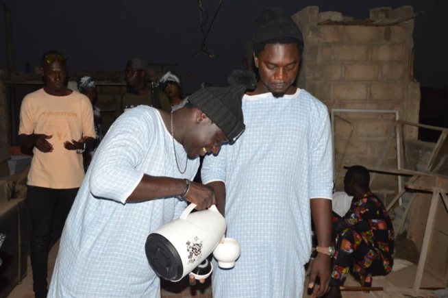 Mois de ramadan le chanteur Baba Mbengue a distribué des "Ndogous" avec ses fans dans les rues de la banlieue; Mois de ramadan le chanteur Baba Mbengue a distribué des "Ndogous" avec ses fans dans les rues de la banlieue;