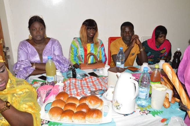Mois de ramadan le chanteur Baba Mbengue a distribué des "Ndogous" avec ses fans dans les rues de la banlieue; Mois de ramadan le chanteur Baba Mbengue a distribué des "Ndogous" avec ses fans dans les rues de la banlieue;