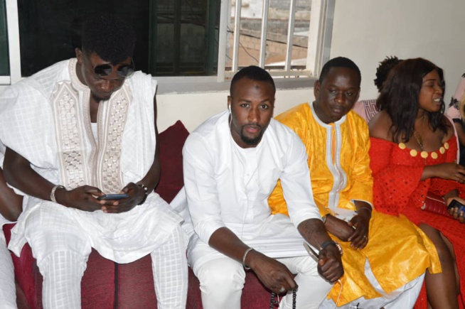 Mois de ramadan le chanteur Baba Mbengue a distribué des "Ndogous" avec ses fans dans les rues de la banlieue; Mois de ramadan le chanteur Baba Mbengue a distribué des "Ndogous" avec ses fans dans les rues de la banlieue;