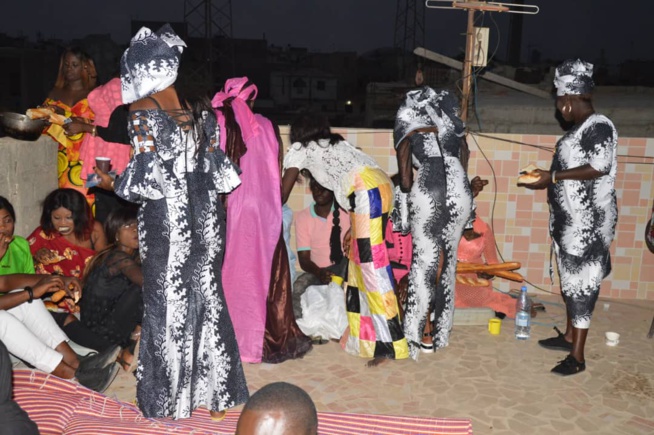 Mois de ramadan le chanteur Baba Mbengue a distribué des "Ndogous" avec ses fans dans les rues de la banlieue; Mois de ramadan le chanteur Baba Mbengue a distribué des "Ndogous" avec ses fans dans les rues de la banlieue;