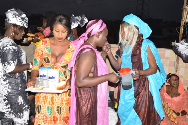 Mois de ramadan le chanteur Baba Mbengue a distribué des "Ndogous" avec ses fans dans les rues de la banlieue; Mois de ramadan le chanteur Baba Mbengue a distribué des "Ndogous" avec ses fans dans les rues de la banlieue;