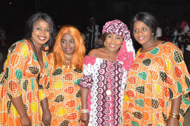 Mois de ramadan le chanteur Baba Mbengue a distribué des "Ndogous" avec ses fans dans les rues de la banlieue; Mois de ramadan le chanteur Baba Mbengue a distribué des "Ndogous" avec ses fans dans les rues de la banlieue;