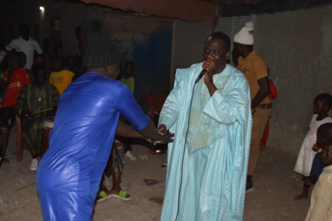 Mois de ramadan le chanteur Baba Mbengue a distribué des "Ndogous" avec ses fans dans les rues de la banlieue; Mois de ramadan le chanteur Baba Mbengue a distribué des "Ndogous" avec ses fans dans les rues de la banlieue;