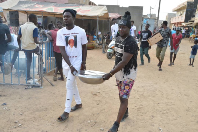 Mois de ramadan le chanteur Baba Mbengue a distribué des "Ndogous" avec ses fans dans les rues de la banlieue; Mois de ramadan le chanteur Baba Mbengue a distribué des "Ndogous" avec ses fans dans les rues de la banlieue;
