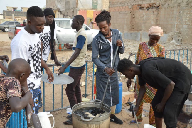 Mois de ramadan le chanteur Baba Mbengue a distribué des "Ndogous" avec ses fans dans les rues de la banlieue; Mois de ramadan le chanteur Baba Mbengue a distribué des "Ndogous" avec ses fans dans les rues de la banlieue;