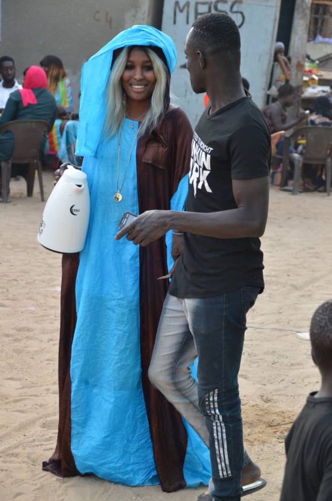Mois de ramadan le chanteur Baba Mbengue a distribué des "Ndogous" avec ses fans dans les rues de la banlieue;
