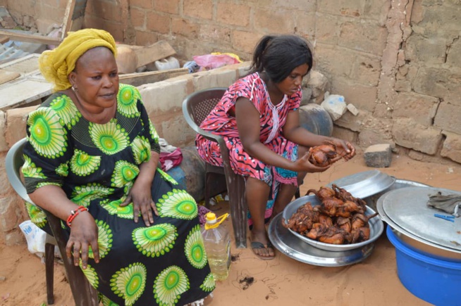 Mois de ramadan le chanteur Baba Mbengue a distribué des "Ndogous" avec ses fans dans les rues de la banlieue; Mois de ramadan le chanteur Baba Mbengue a distribué des "Ndogous" avec ses fans dans les rues de la banlieue;