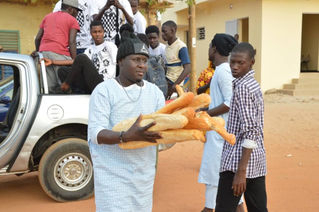 Mois de ramadan le chanteur Baba Mbengue a distribué des "Ndogous" avec ses fans dans les rues de la banlieue; Mois de ramadan le chanteur Baba Mbengue a distribué des "Ndogous" avec ses fans dans les rues de la banlieue;