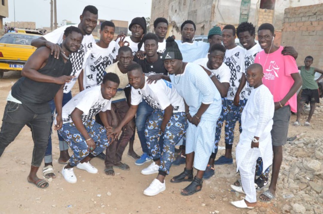 Mois de ramadan le chanteur Baba Mbengue a distribué des "Ndogous" avec ses fans dans les rues de la banlieue; Mois de ramadan le chanteur Baba Mbengue a distribué des "Ndogous" avec ses fans dans les rues de la banlieue;