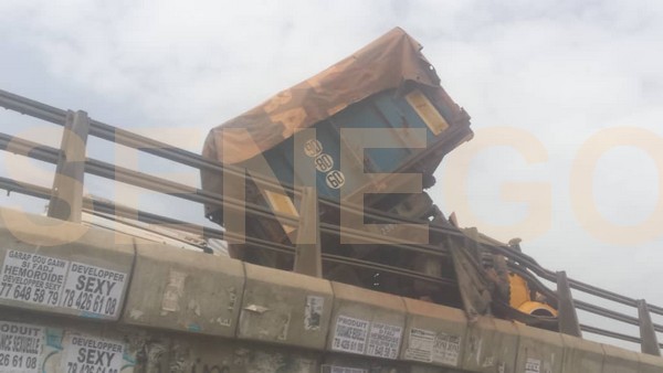 Urgent – Un camion s’est renversé sur l’échangeur du Poste-Thiaroye Urgent – Un camion s’est renversé sur l’échangeur du Poste-Thiaroye