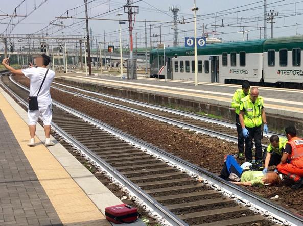 En Italie, une femme est heurtée par un train, cet homme prend un selfie En Italie, une femme est heurtée par un train, cet homme prend un selfie