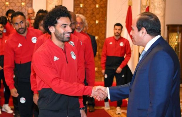 Egypte : Mohamed Salah rassure le président Sissi sur son épaule Egypte : Mohamed Salah rassure le président Sissi sur son épaule