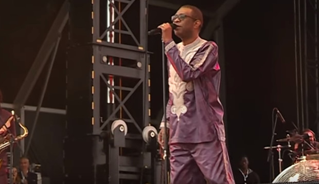 Vidéo – Concert de la paix : Youssou Ndour réunit 8200 spectateurs sur une plage … Vidéo – Concert de la paix : Youssou Ndour réunit 8200 spectateurs sur une plage …