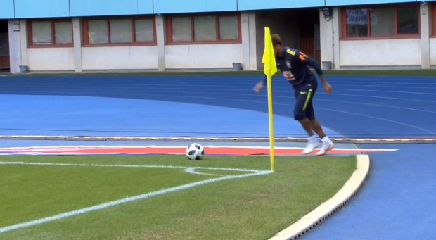 Vidéo – Brésil: Neymar régale à l’entrainement avec un corner direct tiré derrière la ligne