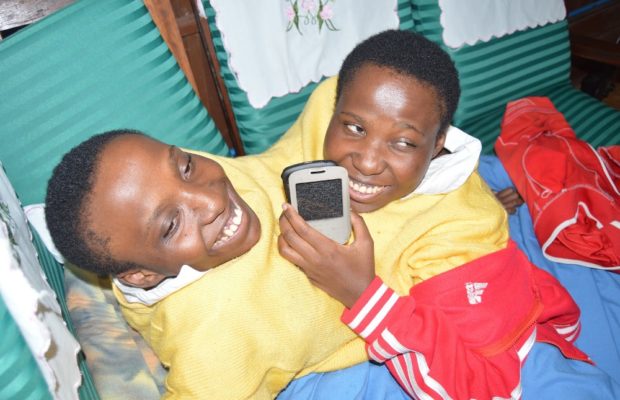 Maria et Consolata Mwakikuti: Les deux célèbres sœurs siamoises sont décédées ce samedi. Maria et Consolata Mwakikuti: Les deux célèbres sœurs siamoises sont décédées ce samedi.