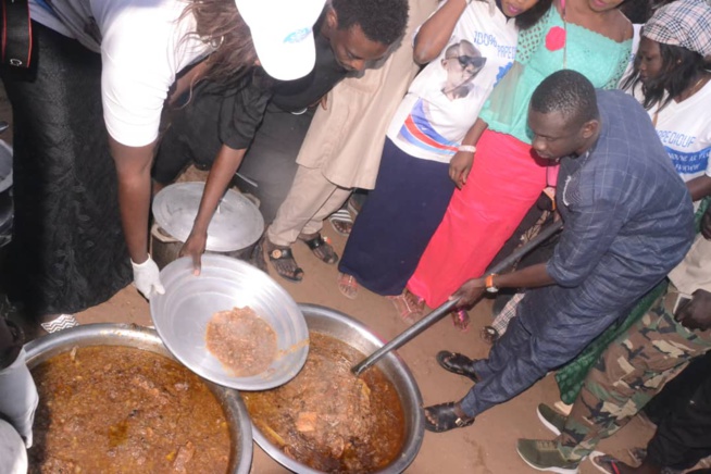 RAMADAN 2018:Le fans club 100% Pape Diouf a distribué des "NDOGOUS" à la population des Parcelles assainies RAMADAN 2018:Le fans club 100% Pape Diouf a distribué des "NDOGOUS" à la population des Parcelles assainies