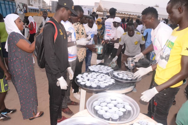 RAMADAN 2018:Le fans club 100% Pape Diouf a distribué des "NDOGOUS" à la population des Parcelles assainies