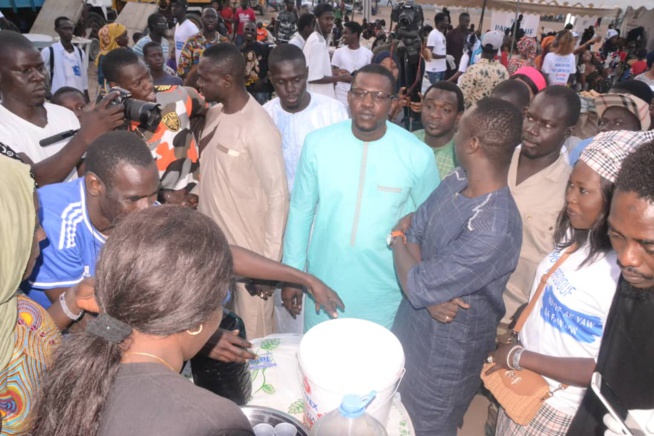 RAMADAN 2018:Le fans club 100% Pape Diouf a distribué des "NDOGOUS" à la population des Parcelles assainies